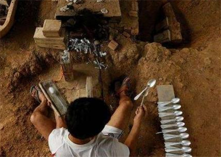 用“炸弹”造房子的国家，至今仍保留着上百万枚，百姓苦不堪言