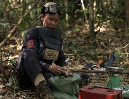 用“炸弹”造房子的国家，至今仍保留着上百万枚，百姓苦不堪言