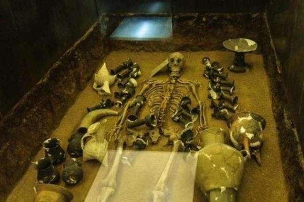 墓室里摆放72具棺材，里面都是无衣古尸，专家：全是年轻小姑娘