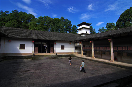 隐藏在重庆的神秘豪宅，被誉为“深山紫禁城”，至今依旧无人认领