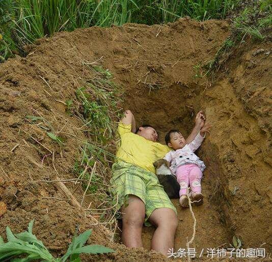 父亲经常带着两岁的女儿到坟墓里躺着