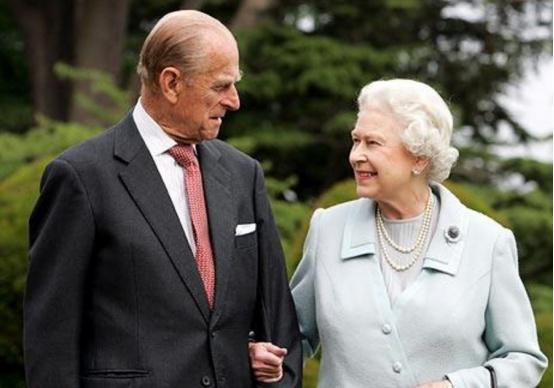 英国女王跟英国首相谁的权力更大