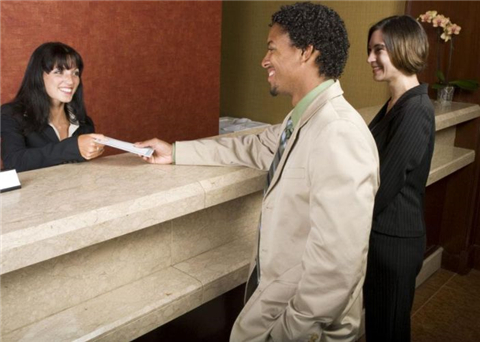 总有些人凌晨12点住房，2点就退房？酒店美女前台道出实情