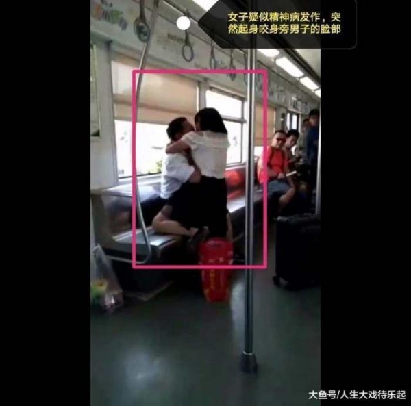 重庆轻轨上，一女子突然发狂撕咬其他乘客，舔食地上血渍