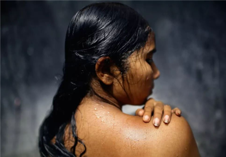 印度女性地位低究竟卑微到什么程度一包种子可以买卖媳妇