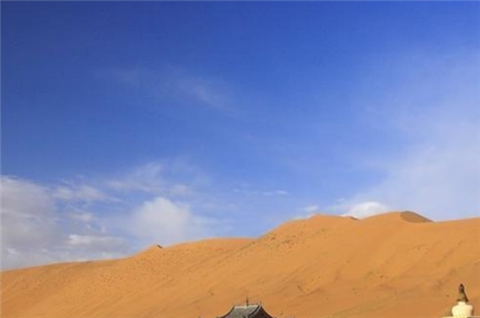 中国最与众不同的沙漠，有140多个湖泊，里面寺庙香火不断