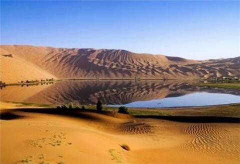 中国最与众不同的沙漠，有140多个湖泊，里面寺庙香火不断