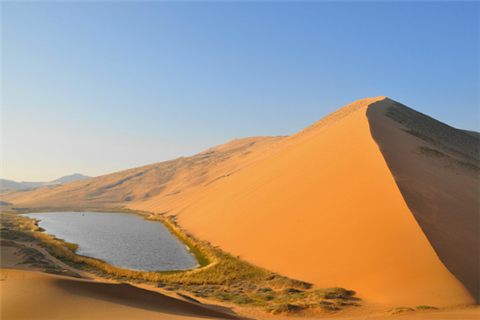 中国最与众不同的沙漠，有140多个湖泊，里面寺庙香火不断