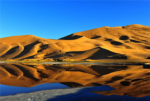 中国最与众不同的沙漠，有140多个湖泊，里面寺庙香火不断