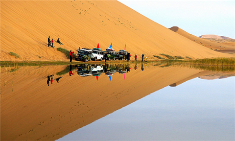 中国最与众不同的沙漠，有140多个湖泊，里面寺庙香火不断