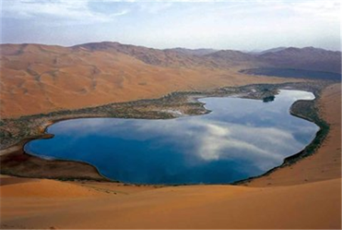 中国最与众不同的沙漠，有140多个湖泊，里面寺庙香火不断