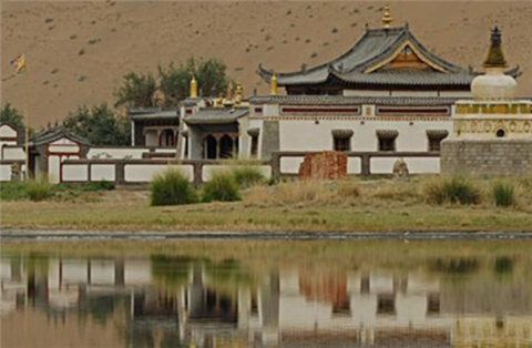 中国最与众不同的沙漠，有140多个湖泊，里面寺庙香火不断