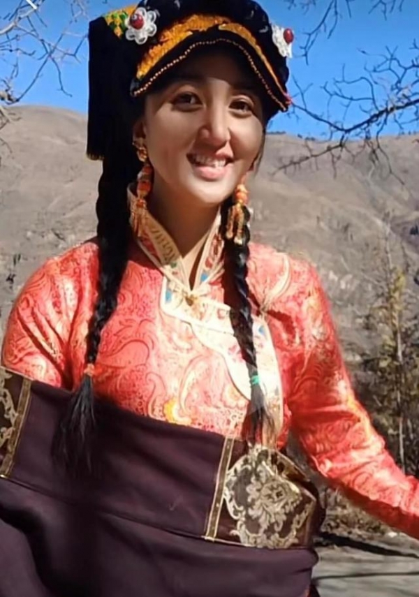 在直播的过程中,前夫唐龙将汽油泼到她身上,点燃了那把火,造成拉姆