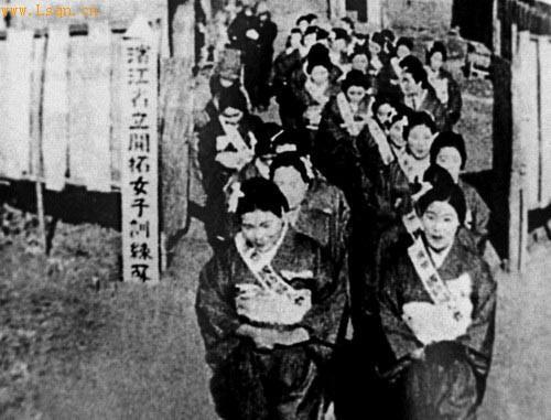 日本战败前夕，十几名日本男子杀死420名日本妇女，然后各自逃跑