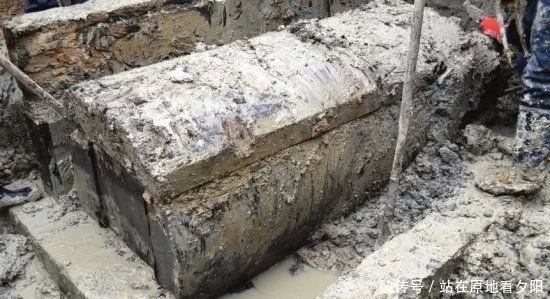 黄河发现透明棺材看到的人都望而止步村民里面有东西动