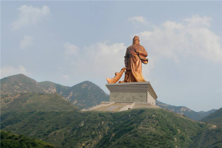 中国有一村庄最是离奇，村民要走2000级台阶，才刚刚能踏出门槛