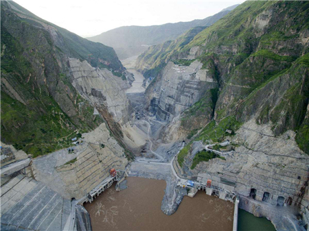 這種特殊的地理位置也導致烏東德水電站對河床圍堰的要求也非常高,在