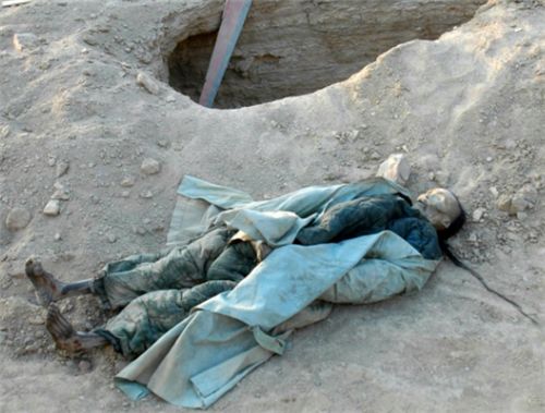 人死不瞑目,因此怨气聚喉,吸收月亮阴气,染上尸毒或墓地风水的属性