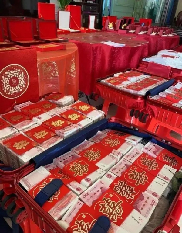 广东土豪嫁女送17套房现金四箱金器满桌