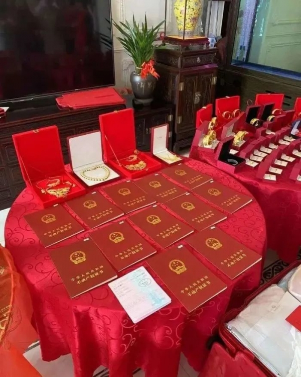 广东土豪嫁女送17套房现金四箱金器满桌2