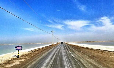 中国用盐修的一条路全长约32公里养护方法令人大开眼界5