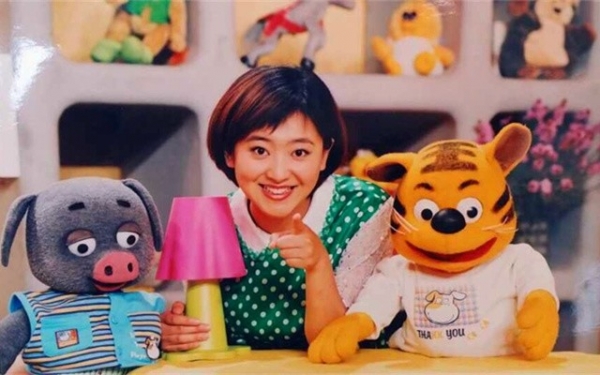 画面中有我们所熟知的金牌主持人李梓萌和春妮等,勾起了包括有料君在