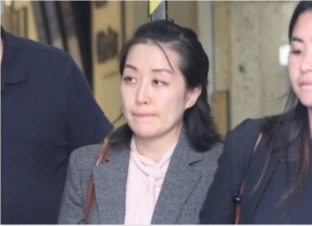 被控杀人的华裔富家女李薇出庭的资料照片钱能脱罪?