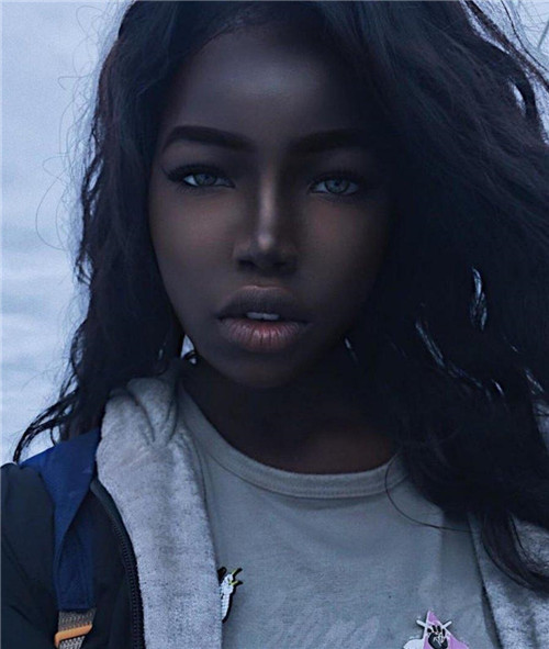 非洲最美黑人女孩因长得太漂亮父母从不敢让她单独出门3