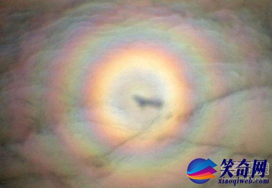 山林神秘佛光七彩光环中可见人影3