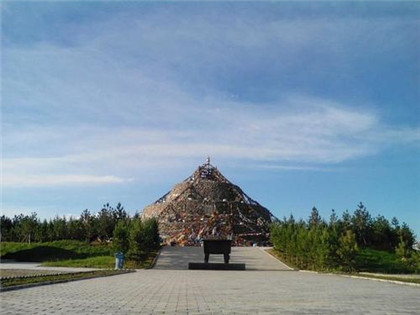 山脉中部的布尔罕和乐敦圣山,传说这里就是成吉思汗的出生地和埋葬地