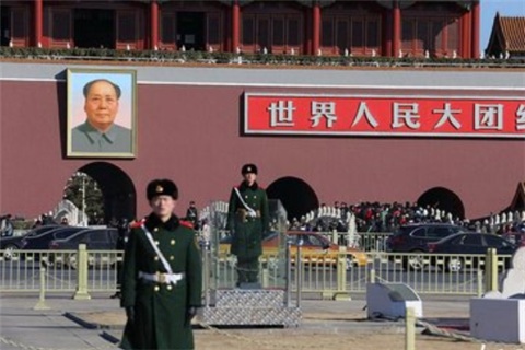 天安门城楼上的2句标语 隐藏着一个不为人知的秘密 令人赞叹 看看头条 中华网