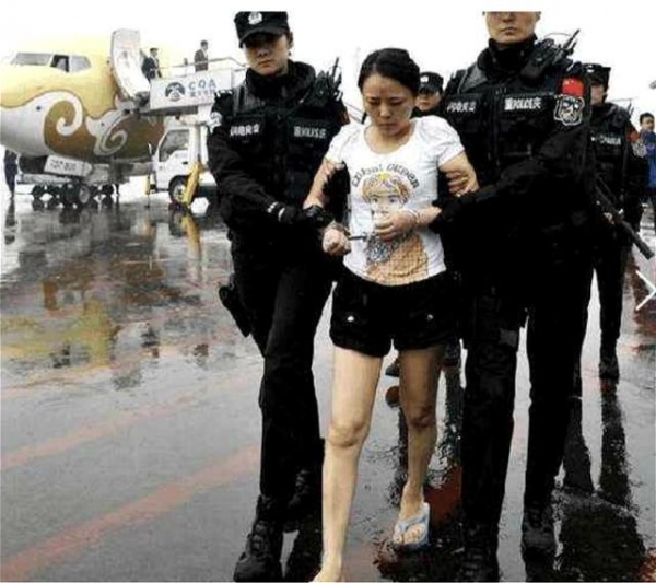 人称"三姐"的黑老大,收2000小妹逼迫卖身,断腿灌药手段残忍(2)