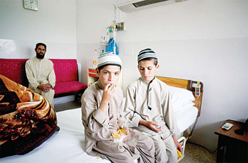 巴基斯坦“太阳兄弟”患怪病 白天如常入夜即瘫痪