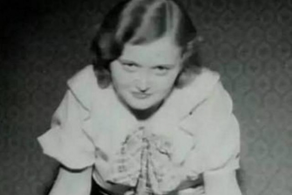 她是真正的纳粹女魔头，用人皮做灯罩，被称“人皮夫人”