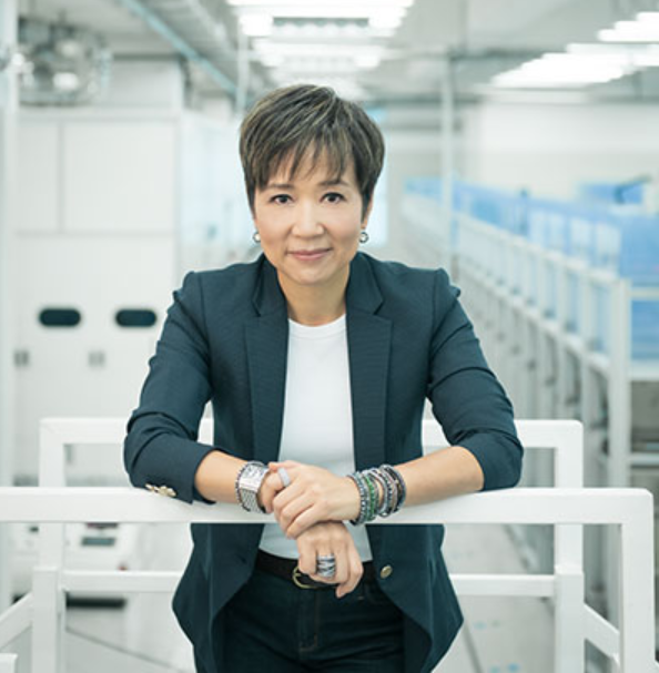 在接受采访时,曹惠婷提到家族,提到三个子女,唯独没聊自己的丈夫,韩