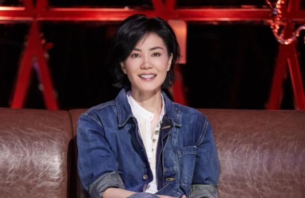 王菲与李威龙结婚谢霆锋自曝回港行程隔空发文回应祝福