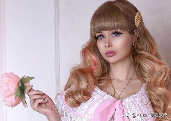 "安泽丽卡很争气,中学毕业后考上了莫斯科国立大学,主修心理学.