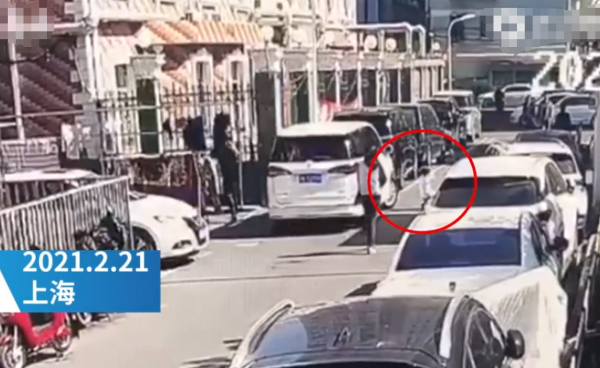 上海6岁女童在小区玩滑板车，被车辆撞倒碾压身亡，事发时母亲就在身后