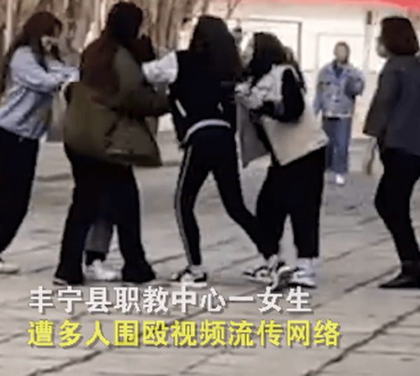 画面曝光！女生校内遭4名女生掌掴围殴 看看头条 中华网