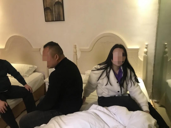 直击扫黄现场永定派出所抓获10名涉黄人员4