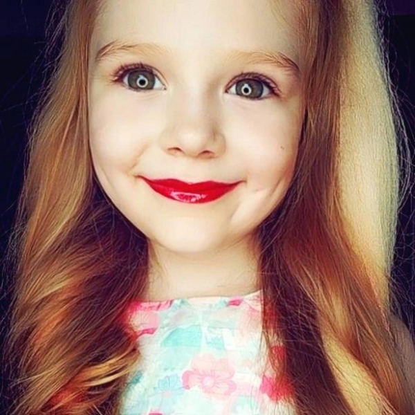 3月17日报道,近日,乌克兰8岁童模米拉·马克萨娜丝(mila maxanets)被