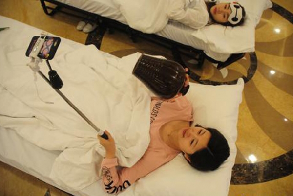 直播睡觉赚钱哄人睡觉还赚钱年轻人的消费观怎么了