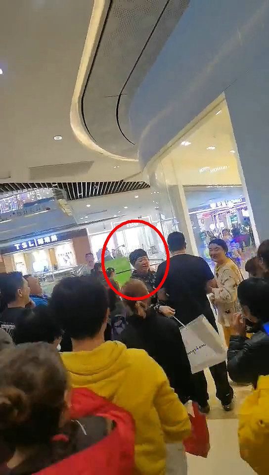 必胜客顾客被店员弄湿衣服索赔2800元自称上等人遭群众围堵3