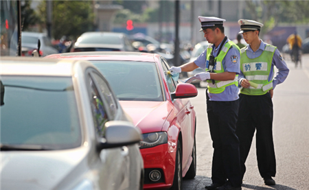 交警查车时为什么要摸一下车尾本以为只是习惯原来作用很大4