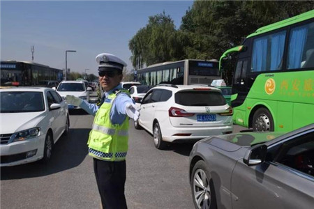 交警查車時為什麼要摸一下車尾本以為只是習慣原來作用很大