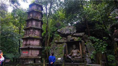 灵隐自建寺以来就香火鼎盛,高僧云集,文人荟萃,谈禅论道,一吟一咏早己