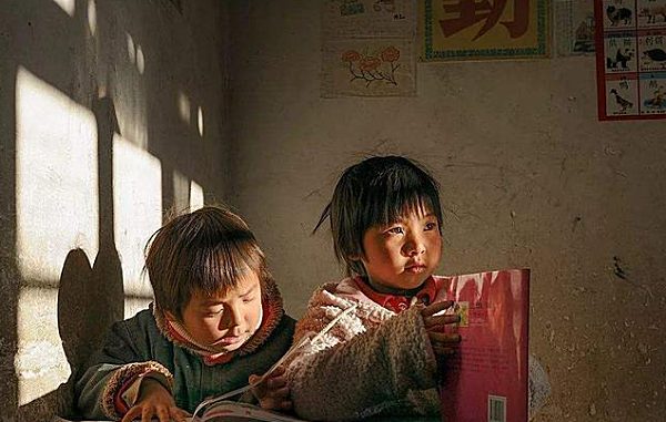 老人捡破烂儿子气得5年没来往回家看到一群孩子后愣了2