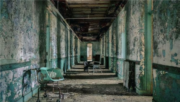 美国女记者装疯混入精神病院遭受10日折磨获救后已失去笑容5