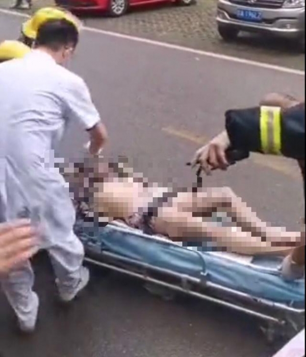 突发！重庆一高楼住宅发生火灾，23岁女子爬到窗外避险坠楼身亡