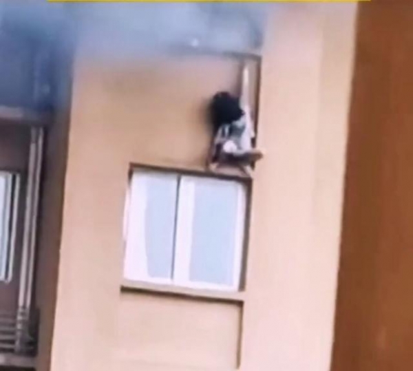 突发！重庆一高楼住宅发生火灾，23岁女子爬到窗外避险坠楼身亡